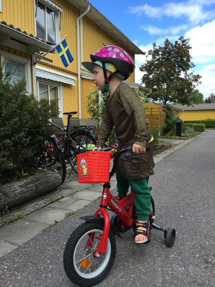 Är ni klara snart?! Lillebror cyklar gärna till förskolan. Stort plus för att det går snabbt. 