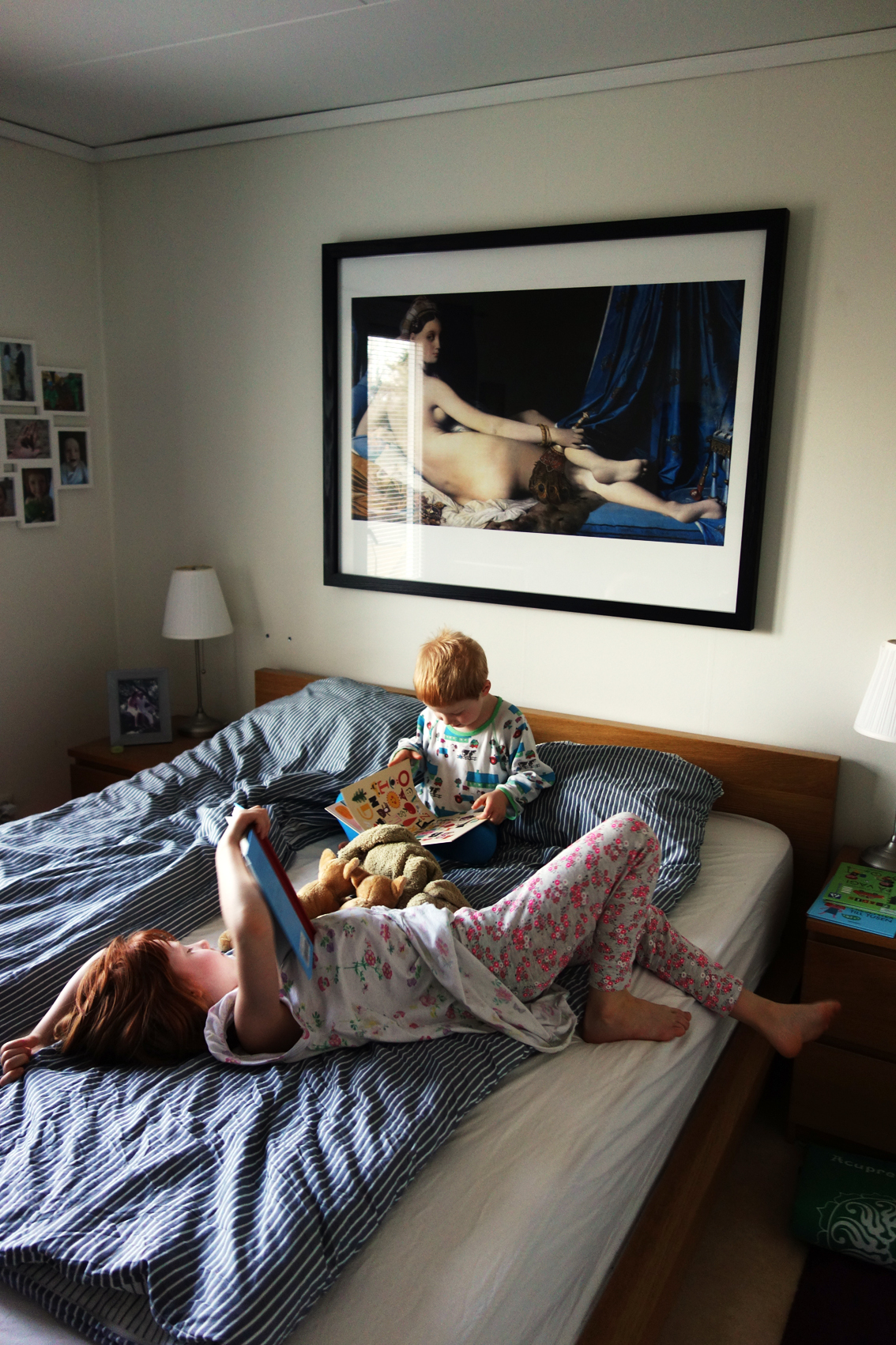 Morgonmys med varsin bok på läslovet.